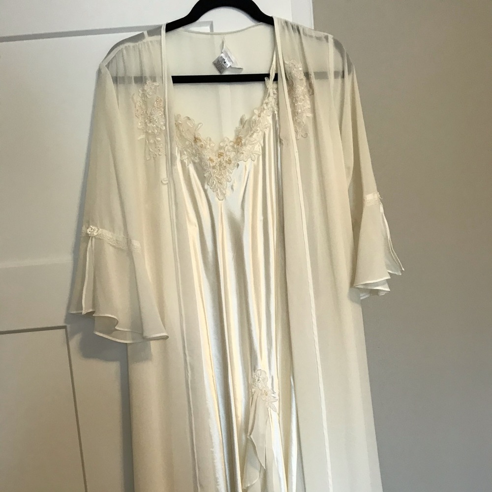 Intima Bella Donna Negligee and Cover